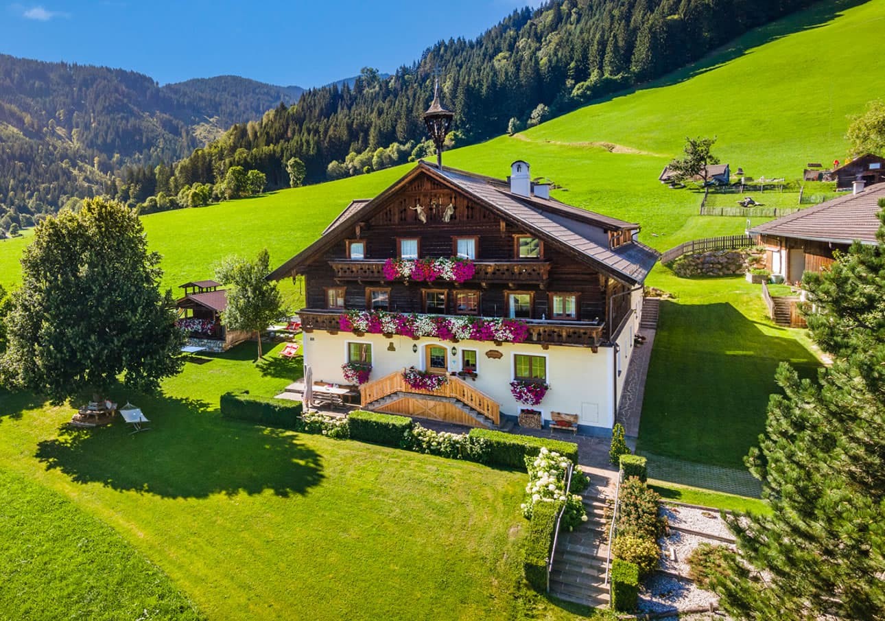 Drohnenansicht vom Bauernhof inmitten herrlicher Wiesen in Panoramalage in Flachau-Reitdorf