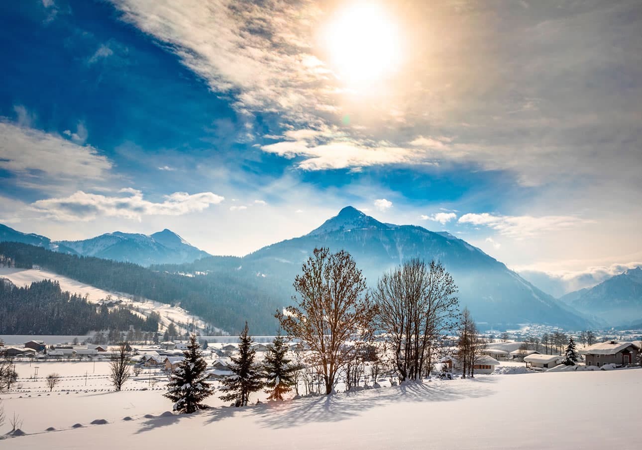 Panoramablick über das Flachautal im Winter