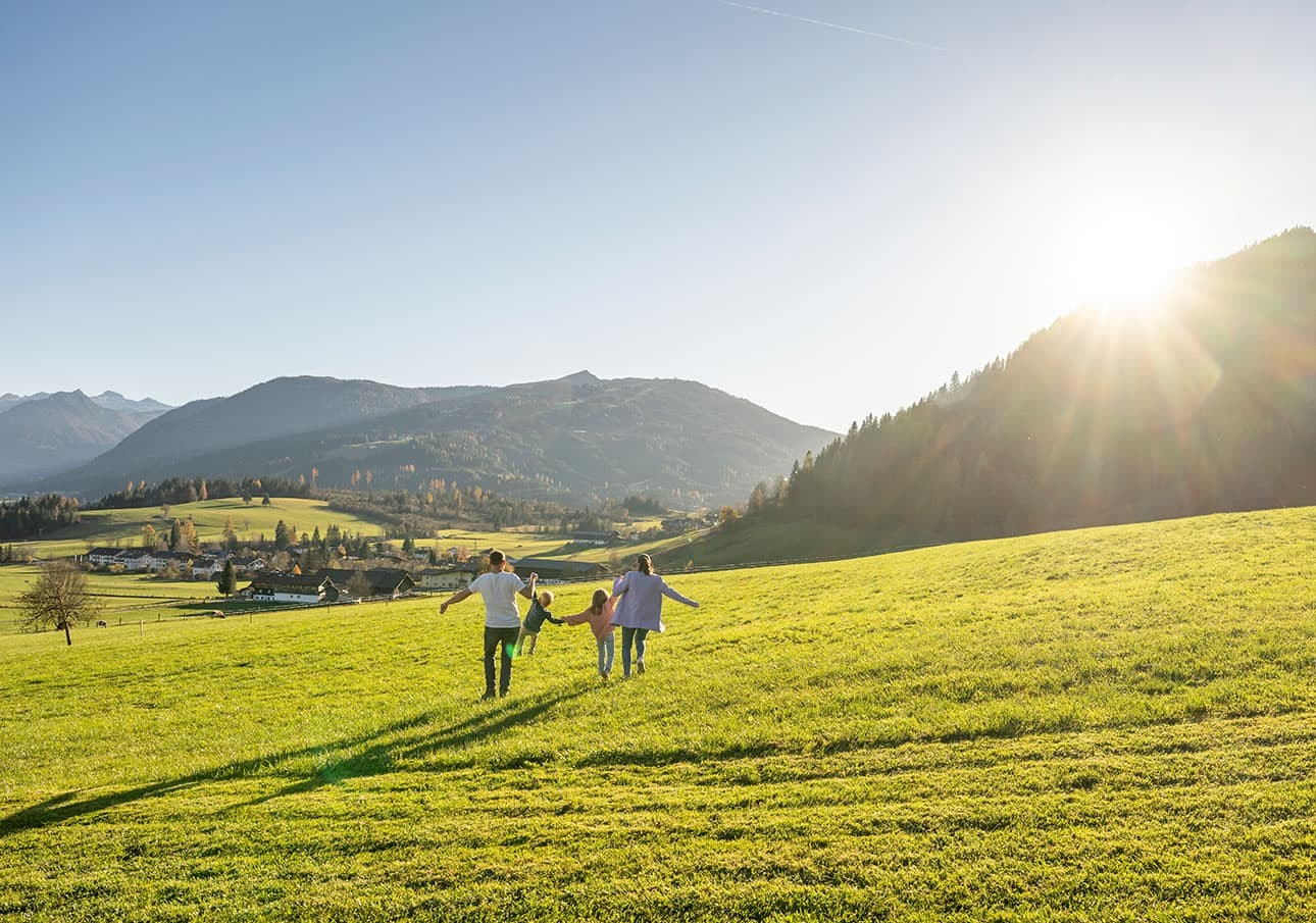 Familienspaziergang auf den Wiesen rund um den Prechtlhof